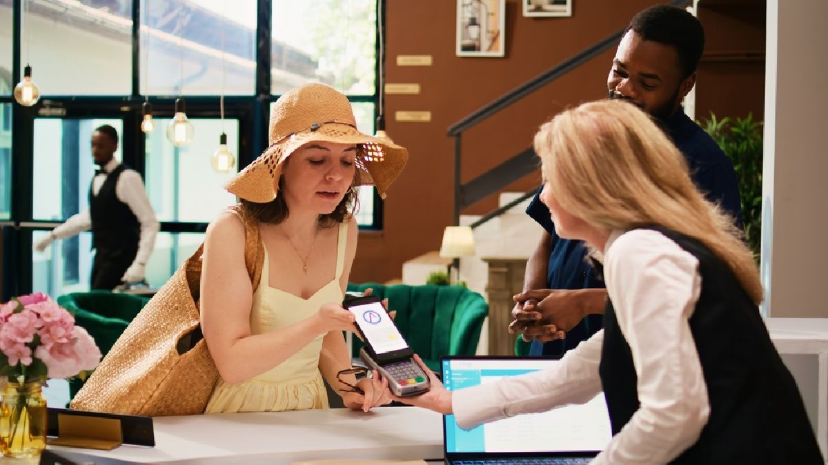 Traveling abroad? Your hotel will either charge you in local currency or U.S. dollars. Here's how to avoid a currency conversion rip-off. #travel buff.ly/3MUnosI