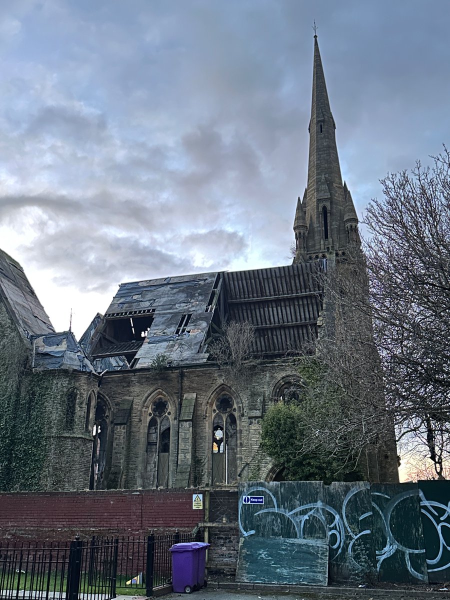 Was in Liverpool today so called by the 'Welsh Cathedral' - Princes Rd Welsh Church - in Toxteth.

Another bit of it seems to have fallen off every time.

What a way to treat our heritage.

In the 19th century, this was the most important Welsh-language building in the world.