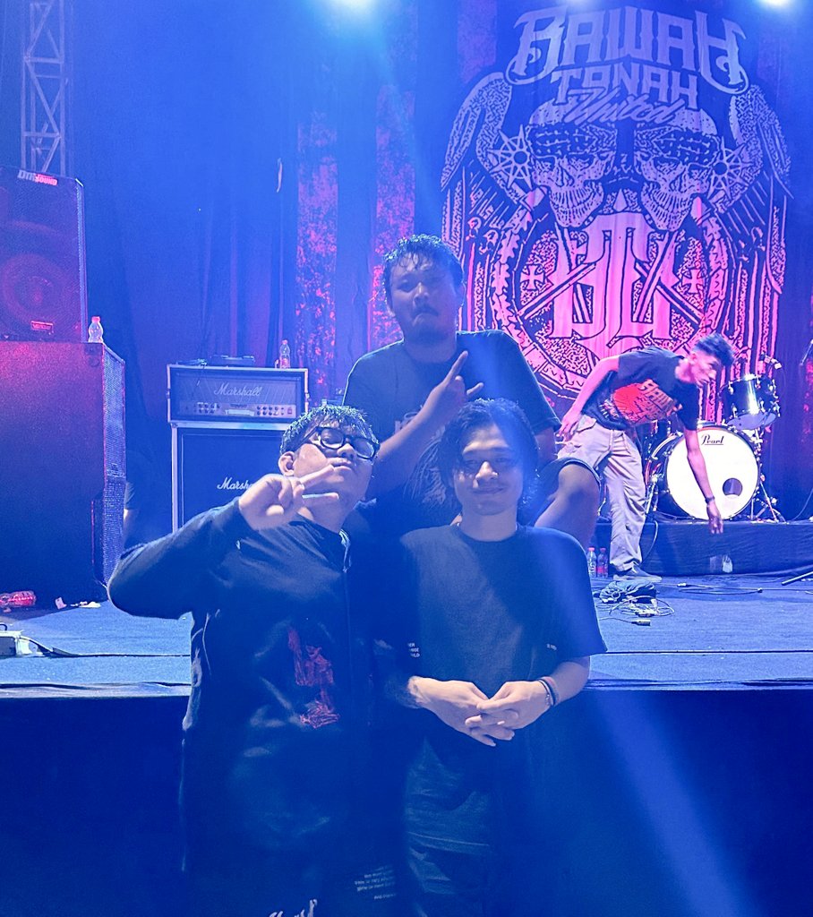 papaHATE's tweet photo. INVASION OF NOISE "Tour orang asing STRANGERS" https://t.co/KgXyTaSUFO