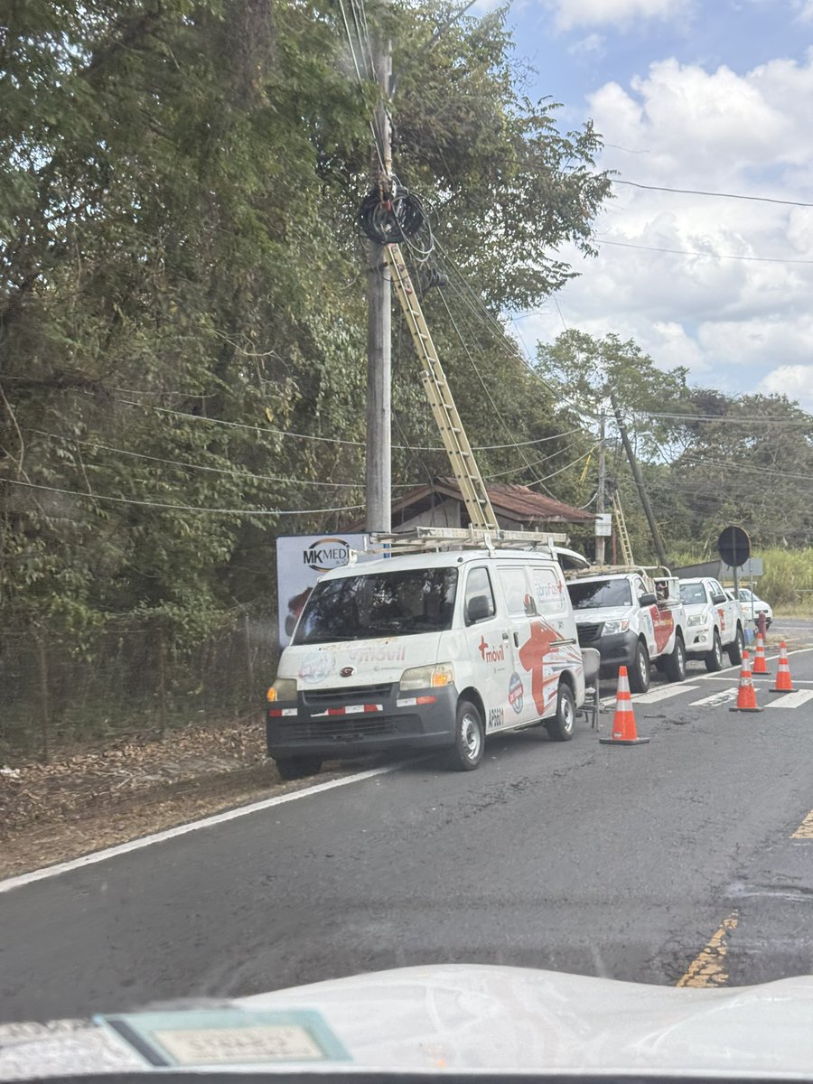 Por culpa de estos genios <a href="/MasMovilPanama/">MasMovilPanama</a> no hay señal en todo Veracruz y en el único hospital no tienen señal para pedir una ambulancia para una urgencia de una persona con derrame, si es por ustedes la gente se muere! #faltadehumanidad #bastadesumalservicio <a href="/AcodecoPma/">ACODECO</a>