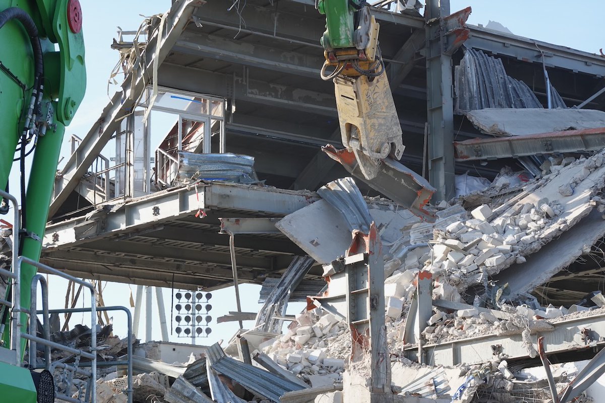 Abriss OST || Friedrich-Ludwig-Jahn-Stadion
Staffel 2 | Woche 6 | Tag 1
Montag, 03. März

Schnell vor Beginn der Schutzzeit Ruheplätze + Nahrungshabitate der Spatzen brutal gerodet, – VG hat nur Gebäudeabriss gestoppt 🤘🏿-, ging es heute wieder an die Osttribüne 
#gaeblerabtreten