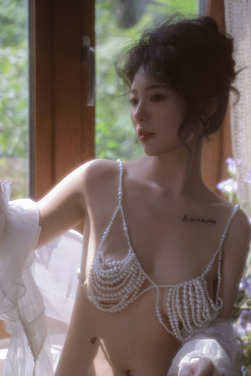 寄于光🍃
模：<a href="/taoliangazhai/">桃良阿宅</a> 
#私房 #人像 #摄影