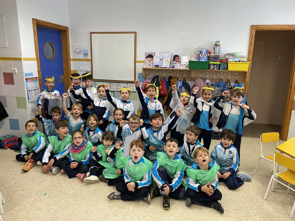 #INFANTIL - El alumnado de 5 años aprendiendo sobre la ciudad de Roma: monumentos, inventos, organización, juegos, acueductos... 

Todos ataviados con túnicas de romanos y romanas, y disfrutando de su proyecto de la Antigua Roma.

#ColegioSanJosé #Málaga #FundaciónLoyola