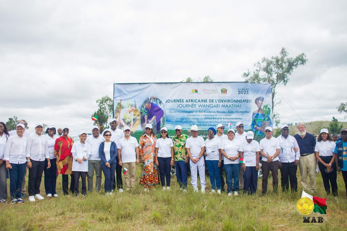 La Journée africaine de l’environnement, célébrée à Mahavelona, a renforcé les liens 🇲🇬🤝🇨🇬 avec un reboisement symbolique aux côtés des Ministres Jean Claude Gakosso et Rosalie Matondo. Une action en hommage à Wangari Maathai ! #Agir #DiplomatieEnvironnementale #UnionAfricaine