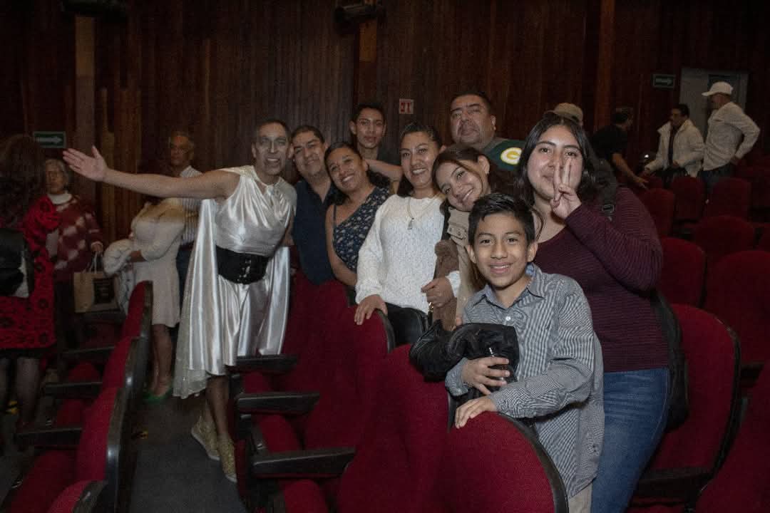 ro_teatro's tweet image. El Teatro no puede existir sin la gente que le da verdadera vida: el público que acude a escuchar un mensaje.
Gracias. Ευχαριστώ πολύ σε όλους!!
#sócratesmegastar #funcióndeteatro #teatro #cabaret #público #filohelenos