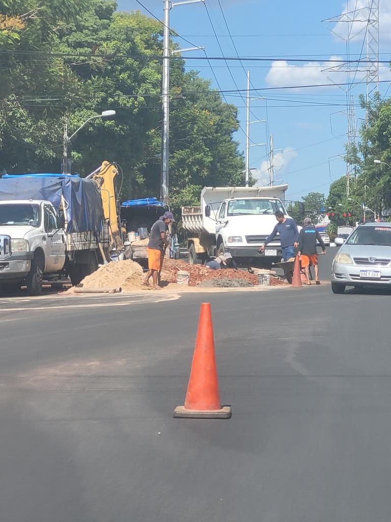 Benitez_yambay's tweet image. Creo que hace 35 años no se recapa Cacique Lambaré.

Hace una semana hicieron una parte de la avenida. 

No adivinan quiénes aparecieron a romper la calle.