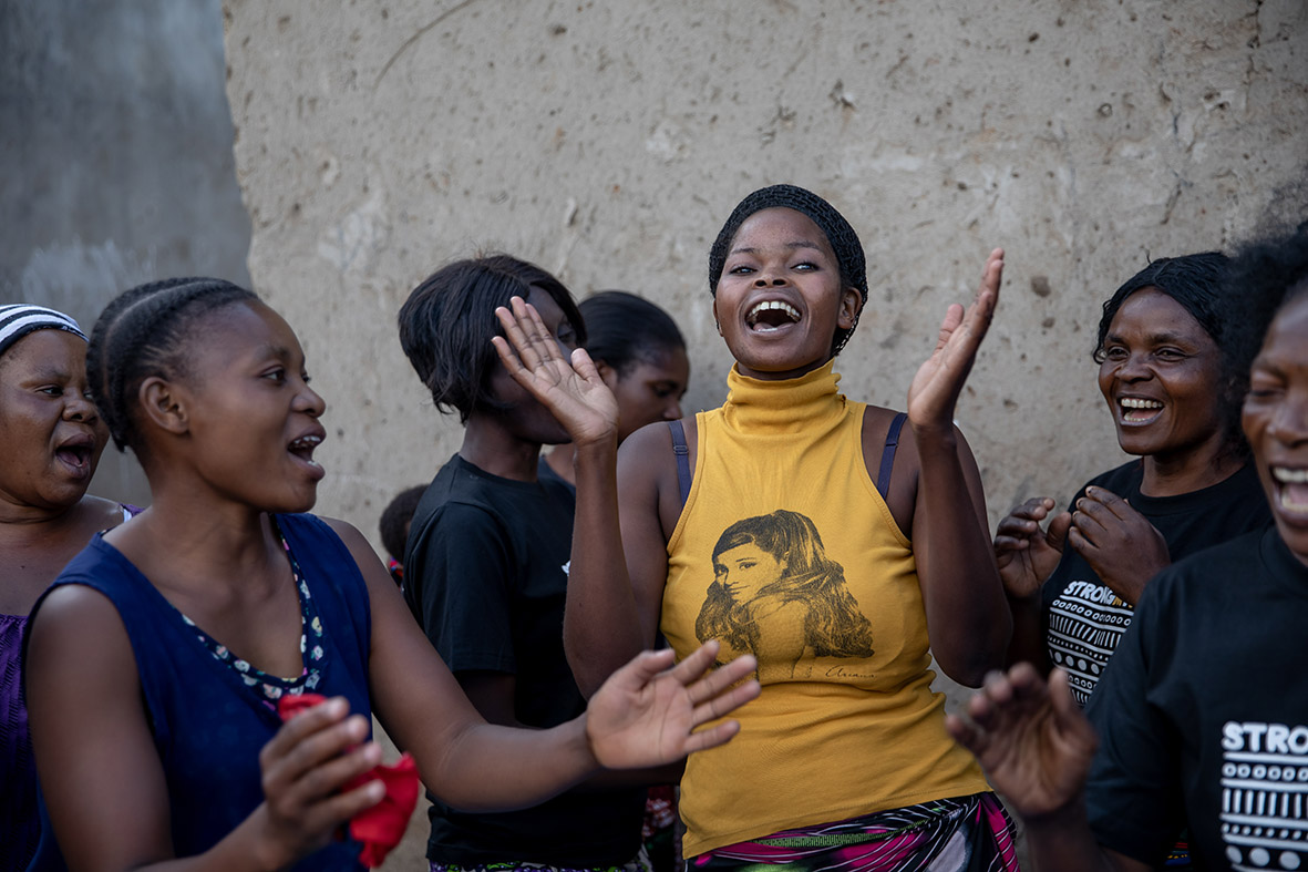 Depression affects women 2x more than men, yet many in Africa lack treatment.
StrongMinds is changing that. Our therapy groups help women heal &amp; rebuild their lives. 💪
Prossy: "I used to be so stressed &amp; thin, but look at me now… I feel good, stress-free &amp; relaxed!"