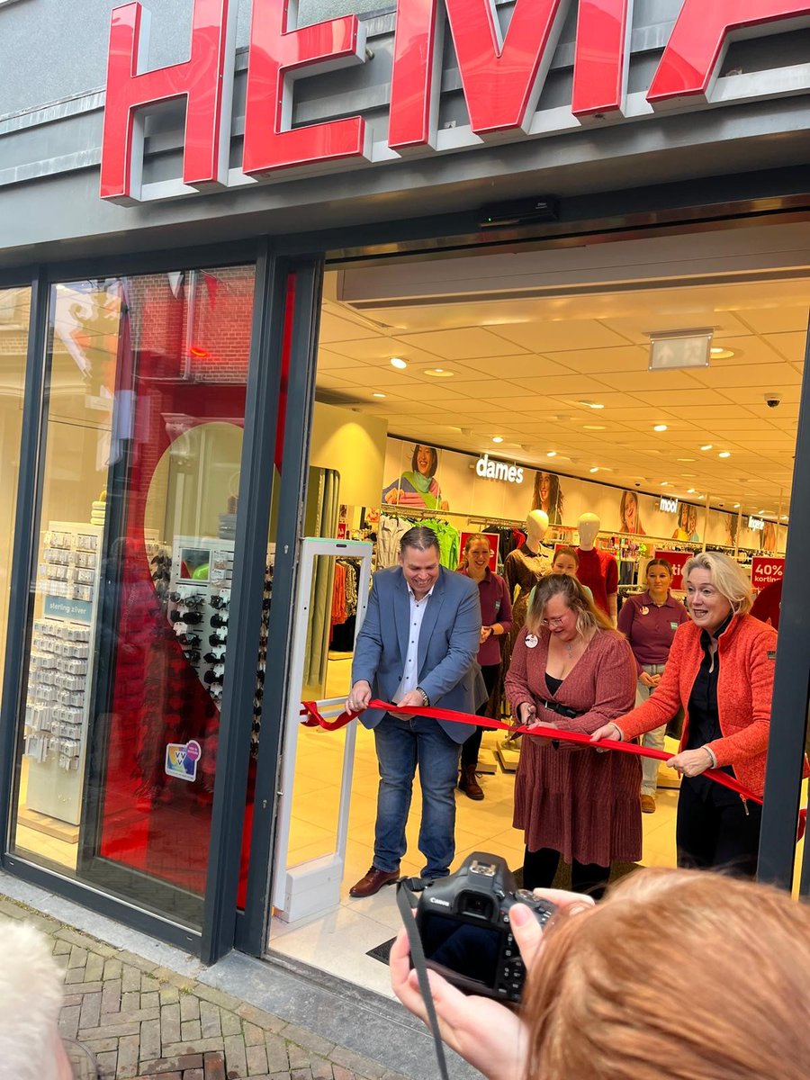 Op zaterdag 1 maart openden Reinier Doornbos (franchisenemer HEMA), Kim Brinks (filiaalmanager) en Annalies Usmany (wethouder gemeente Eemsdelta) de vernieuwde HEMA in Appingedam. Dit gebeurde na twee maanden van versterking, schadeherstel en renovatie. bit.ly/3Xtoy8i