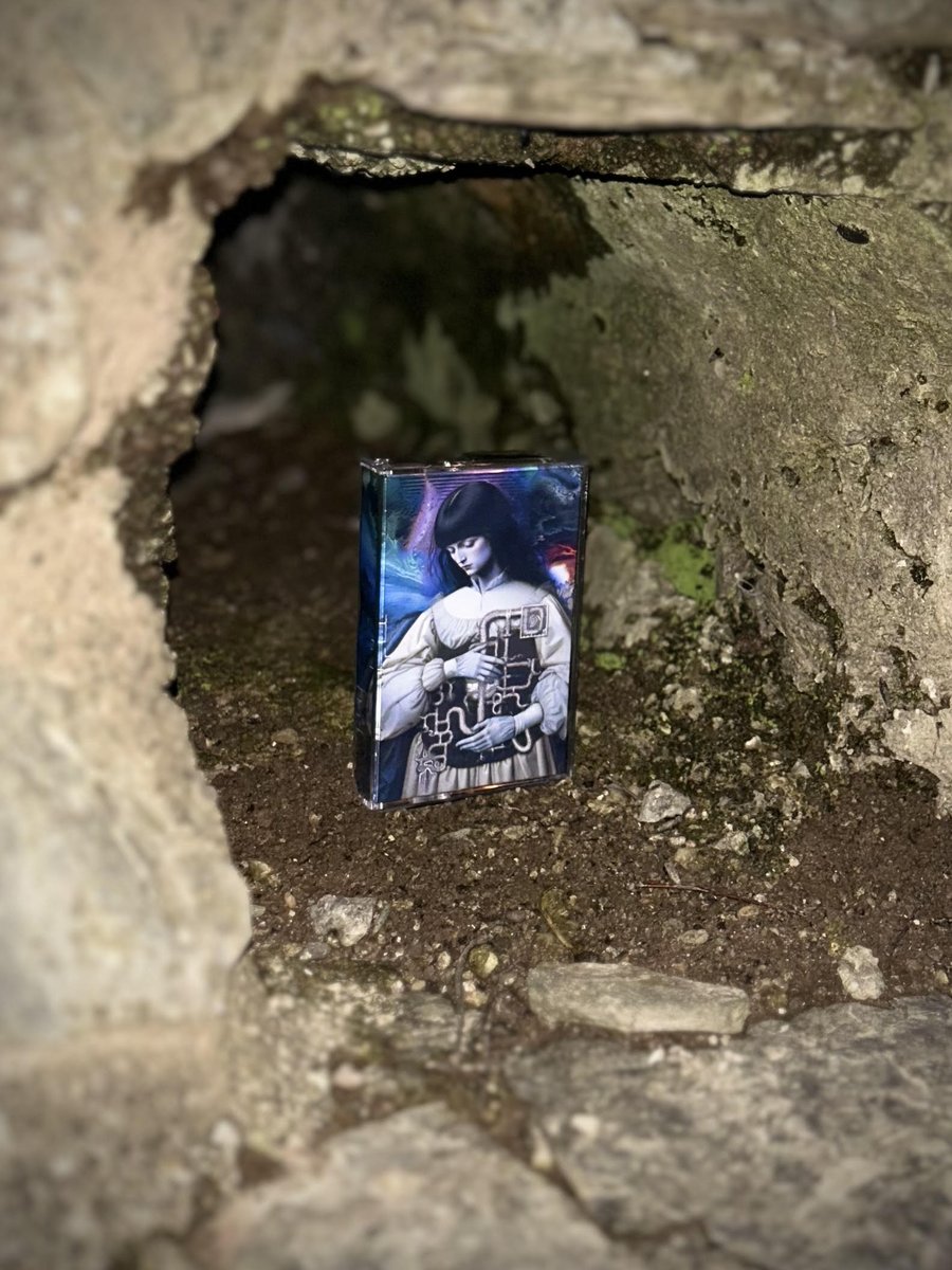 I’m extremely happy to announce my new album, Dream of Snakes ! 💜 

Emerged during a period of quiet reflection in Ireland, following a few years of nomadic lifestyle. 

The stillness offered me the space to return to singing.

Tapes now available x
lilatirandoavioleta.bandcamp.com/album/dream-of…