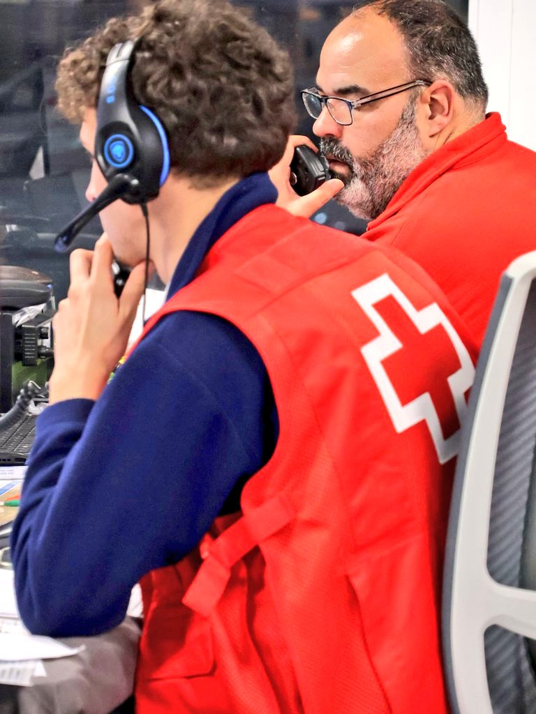 CECOPALSC's tweet photo. @RAEinforma @112canarias @CruzRojaProvTfe @BomberosTf @policia @PoliciaLocalSC @ProteCivilSCTF @glalele Una parte importante del equipo que cuida el #CarnavalSC2025  también son los compañeros de @CruzRojaProvTfe Trabajando juntos y coordinados somos más eficaces y mejores. Buen servicio para todos esta noche. #HospitalCarnavalSC https://t.co/SkJszk8Pfa