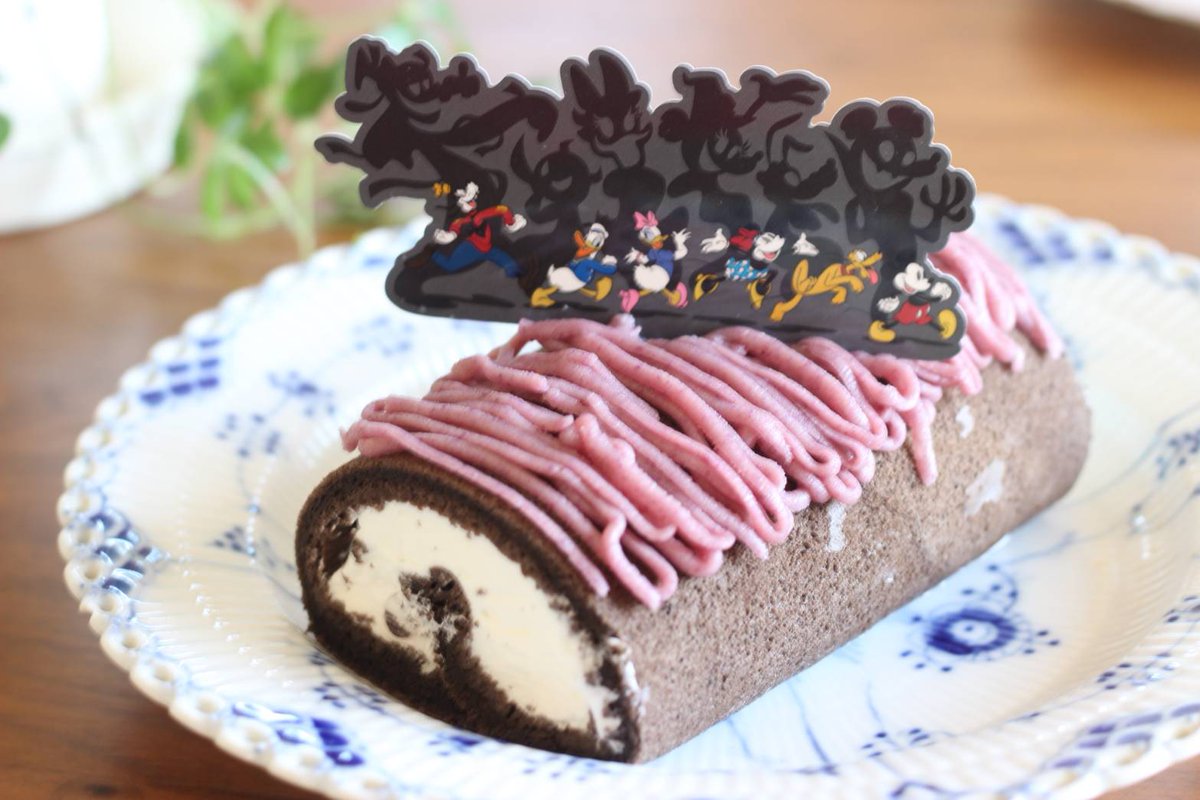 私の手作りロールケーキ❗️
ディズニー仕様のチョコレートを乗せて🍫