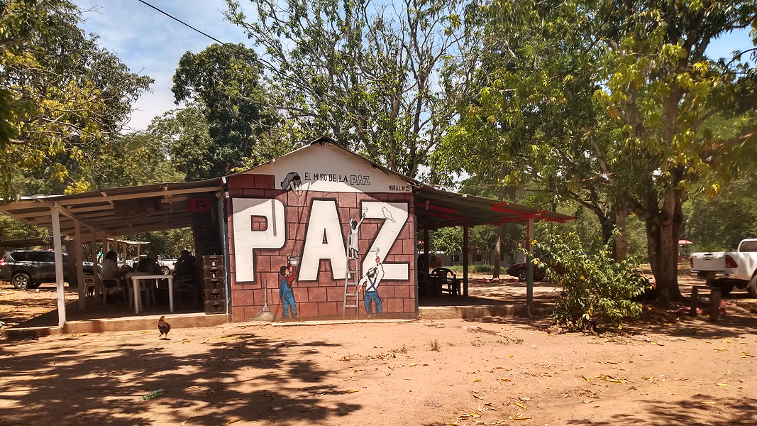 Espacio Territorial de Pondores en La Guajira bajo presión: Militares y SIJIN allanan proyecto productivo.
desdeadentroprensa.com/aetcrdelaguaji…