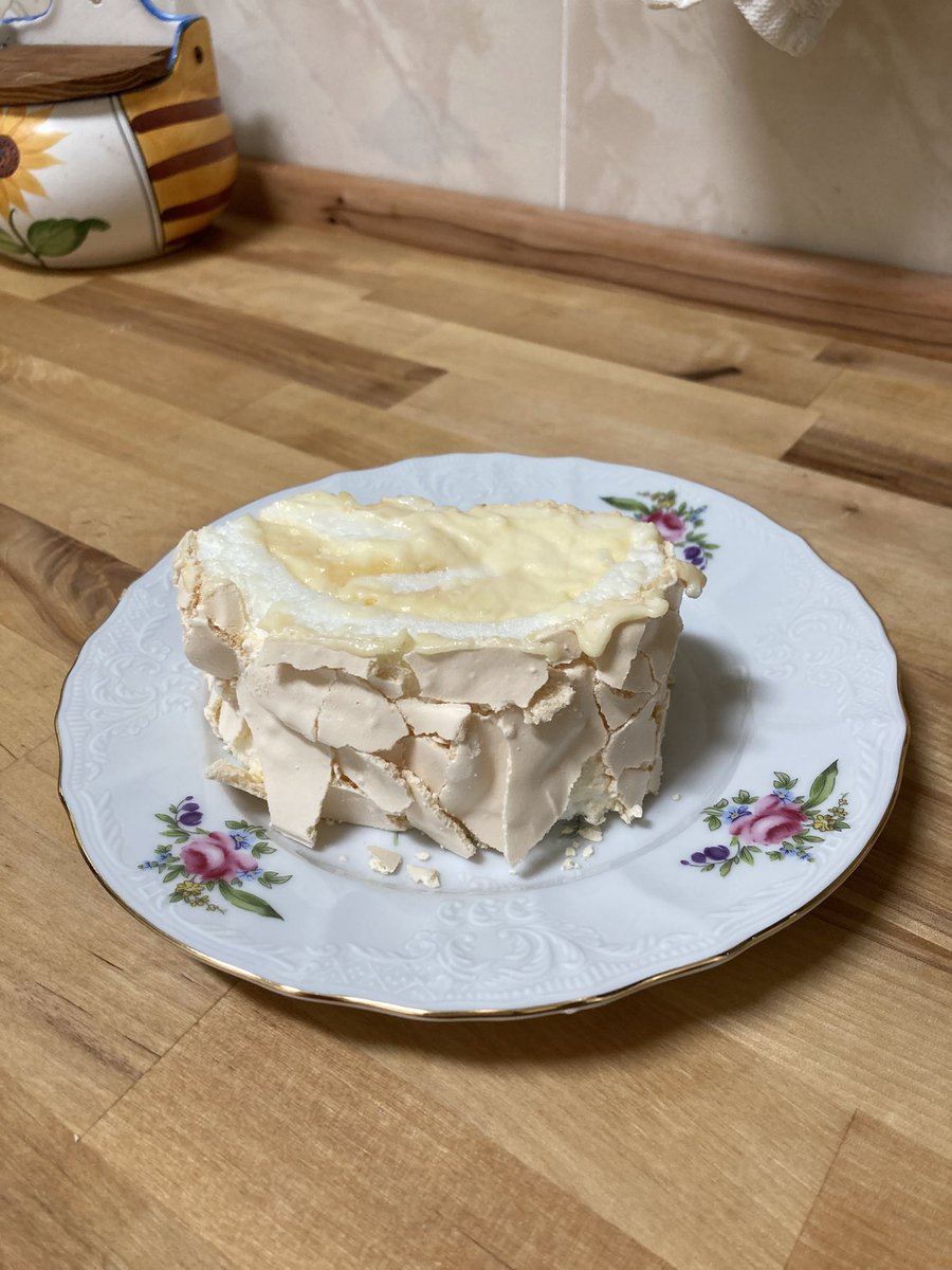 Продолжаю утилизировать лимоны: меренговый рулет с лимонным кремом