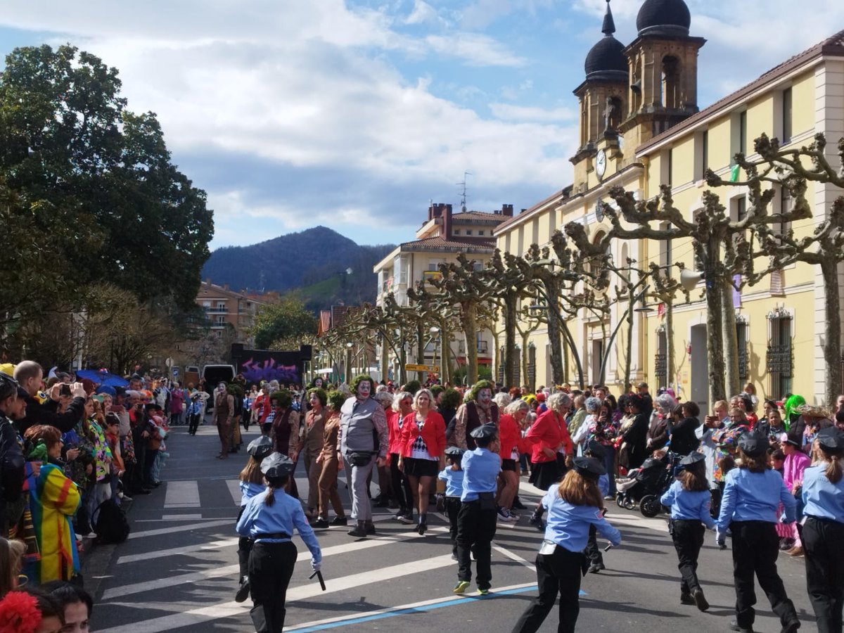 MikelArreseigor's tweet photo. Giro paregabea gaur ere astelehenita egunean! Aurtengoa ere ikusgarria! Aupa #ttenttek
#tolosakoinauteriak
#inauteriak2025
#tolosa https://t.co/ZG78YN9P34