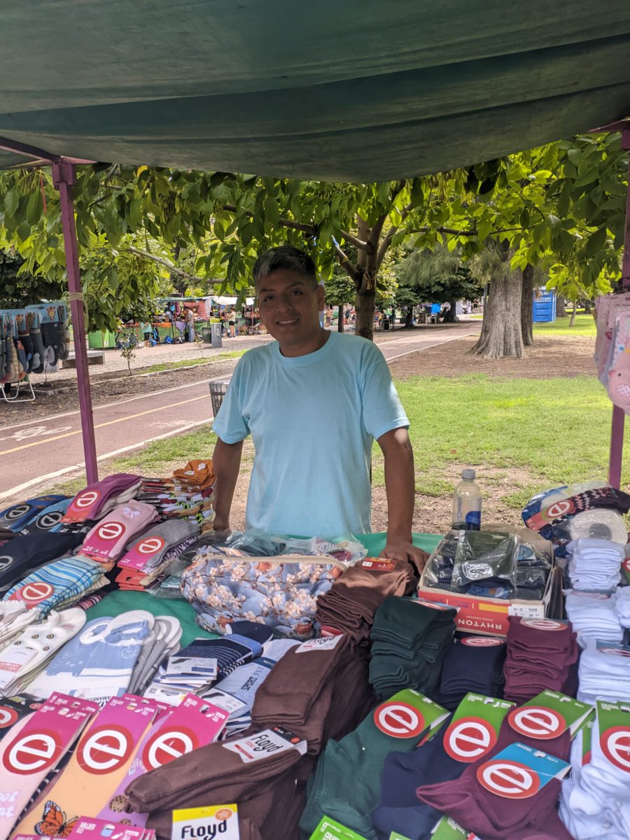 Me acaban de pasar esta foto de Luis Chocobar, el policía que en 2017 abatió a un chorro que le había dado 10 puñaladas a un turista para robarle.

Ahora vende medias en una feria de Saavedra.

Un tipo honesto que perdió su laburo por las leyes que protegen al delincuente. 😞🙏🏻