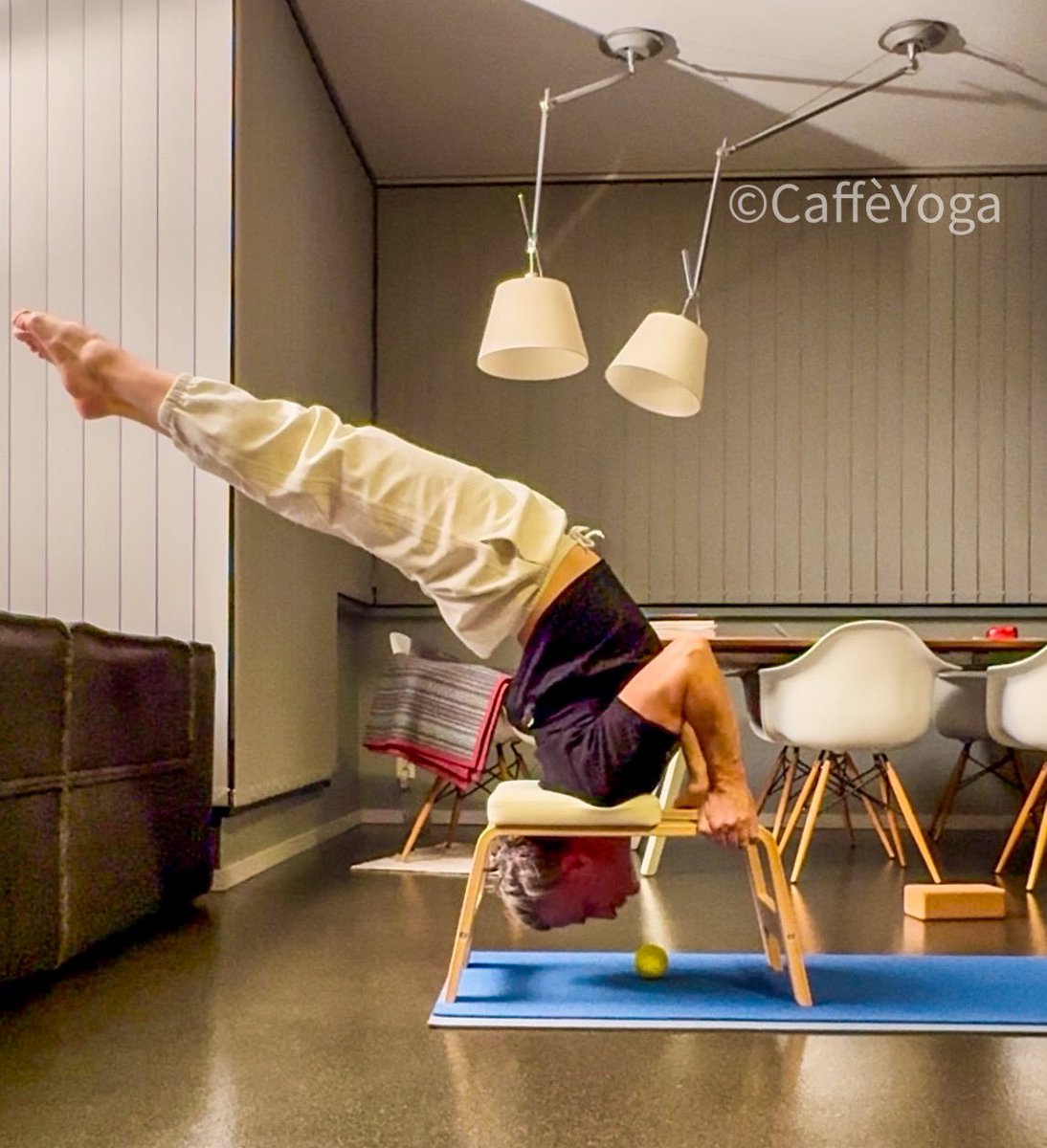 CaffeYoga24's tweet photo. Shoulder stand hollow back 🔥💪🔥 The second one with 2+2 kilos of extra weight on the ankles 🔥☕️🔥 https://t.co/g4L5JWB1Rt