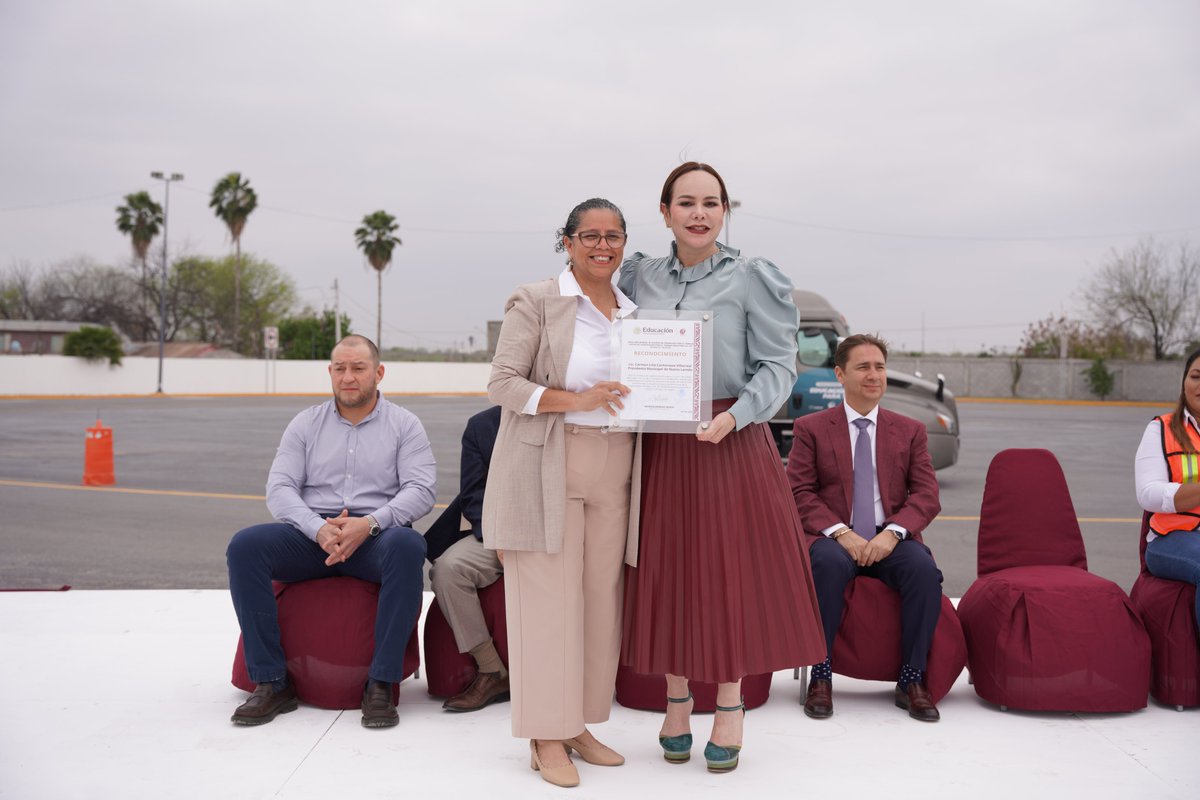 Carmenliliacrv's tweet photo. Con la entrega de la ampliación, iluminación y señalización de la pista de maniobras en el @cecati193 , respaldamos aún más a las futuras generaciones de #operadores y #operadoras en #NuevoLaredo. 🚛

Agradezco el reconocimiento, todo esto es gracias al gran trabajo entre  el @gobnld , sociedad y asociaciones civiles para garantizar una mejor calidad de vida para todos a través de estas obras y capacitaciones. 💪🏻

#JuntosLoHacemosPosible✨