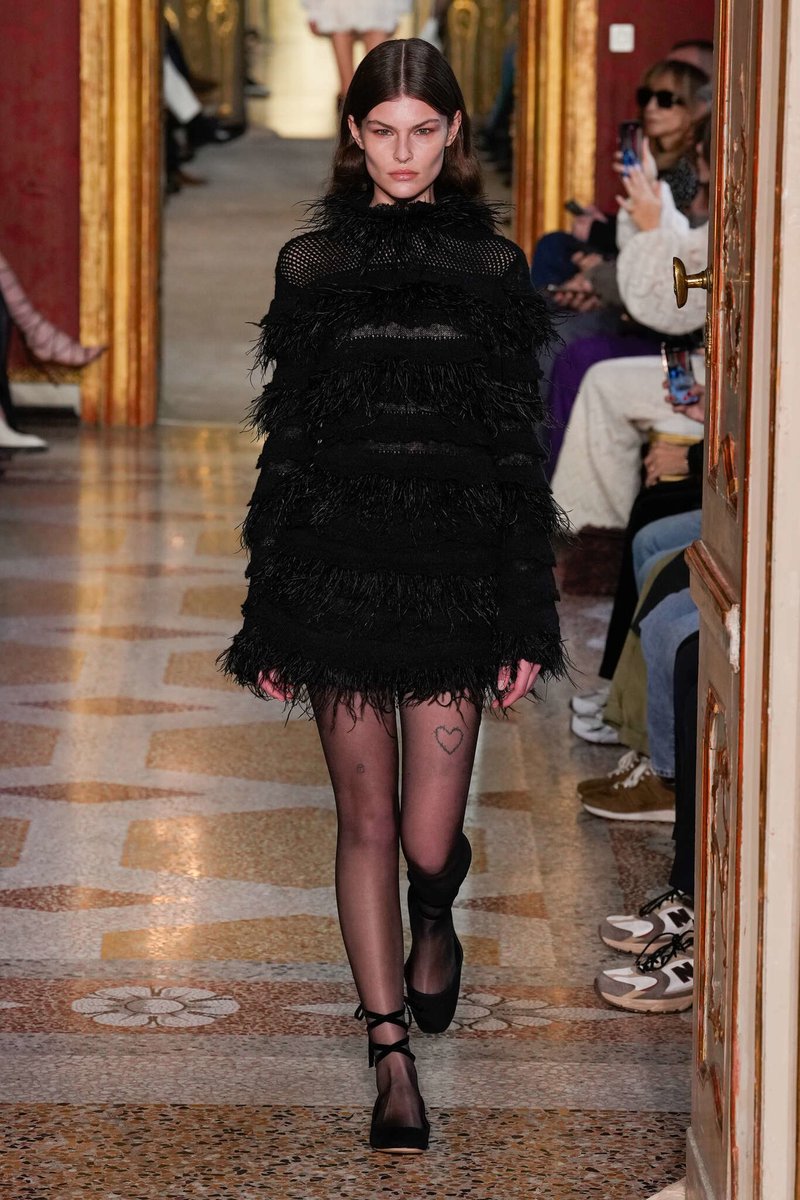 LadymiaMicky's tweet image. Sfilata Fall Winter 25/26 Twinset @twinsetofficial #Twinset #FallWinter2526 #moda #outfit #look #fashion #fashionstyle #style #fashionista #trendy #tendenza #glam #glamour #musthave 👗😍❤️