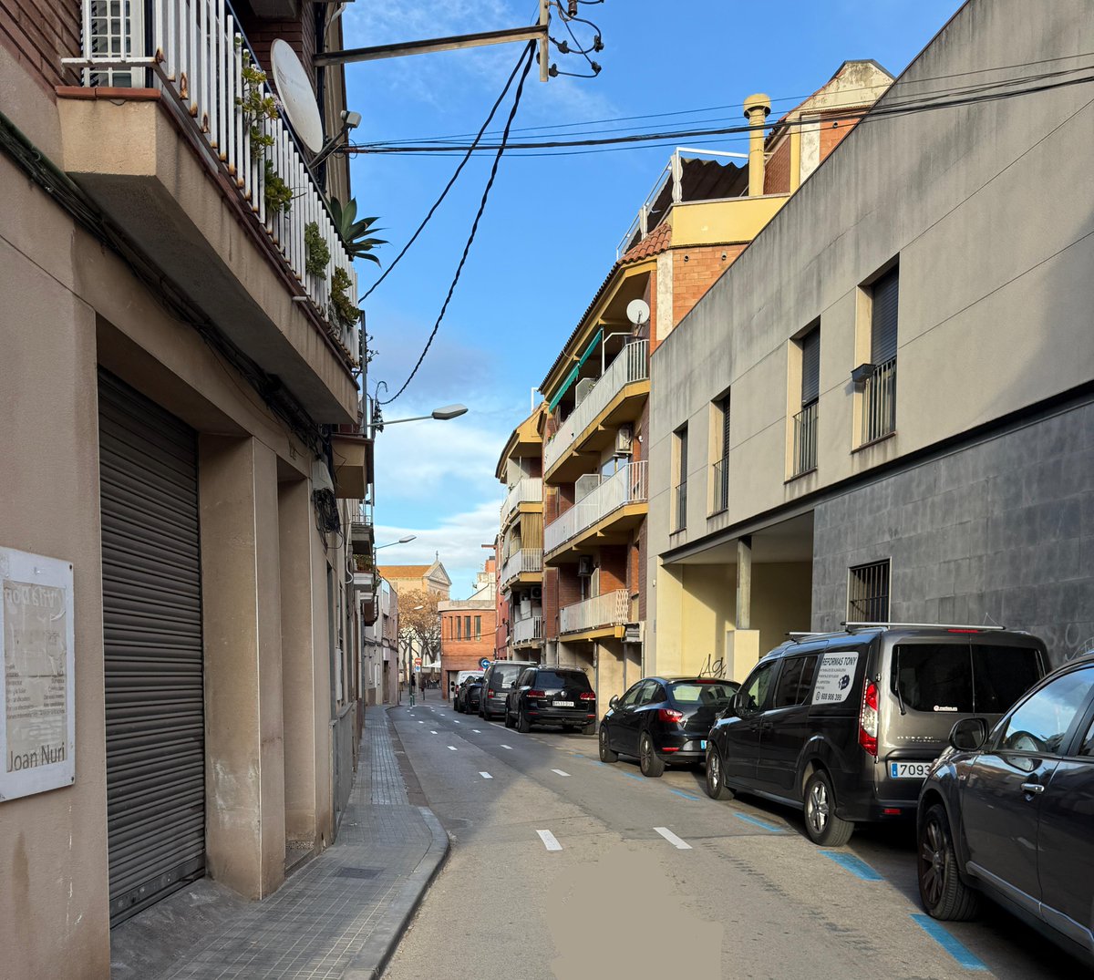 ERCViladecans's tweet photo. 🟡 [FEM BARRI] Volem un #EspaiPúblic per a tothom. #Viladecans està plena de barreres arquitectòniques per a persones amb mobilitat reduïda. Per exemple al Casc Antic, on hi ha voreres mínimes com les del carrer Sant Isidre ⚠️ Cal posar fil a l'agulla al Pla d'accessibilitat! https://t.co/4B2TTRXq2r