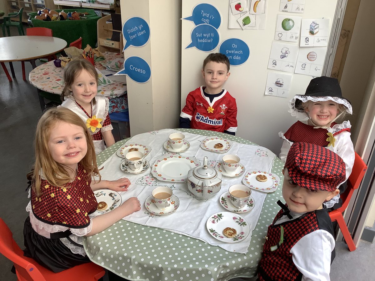 Plant y Dosbarth Derbyn yn dathlu Dydd Gwŷl Dewi. Reception children celebrating St. David’s Day. 🏴󠁧󠁢󠁷󠁬󠁳󠁿🌼#cspenbarras#gwnewchypethaubychain