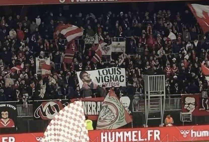 GRB2004_'s tweet image. [28/02/25] Valenciennes - Versailles 

À la suite d’un délire au sein du groupe après le déplacement à Concarneau, petite touche humoristique avec cette banderole «Louis Vignac on tour » symbolisant les plus de 10K et son pire stagiaire Greg Guillotin

📸 Julien Dufurier