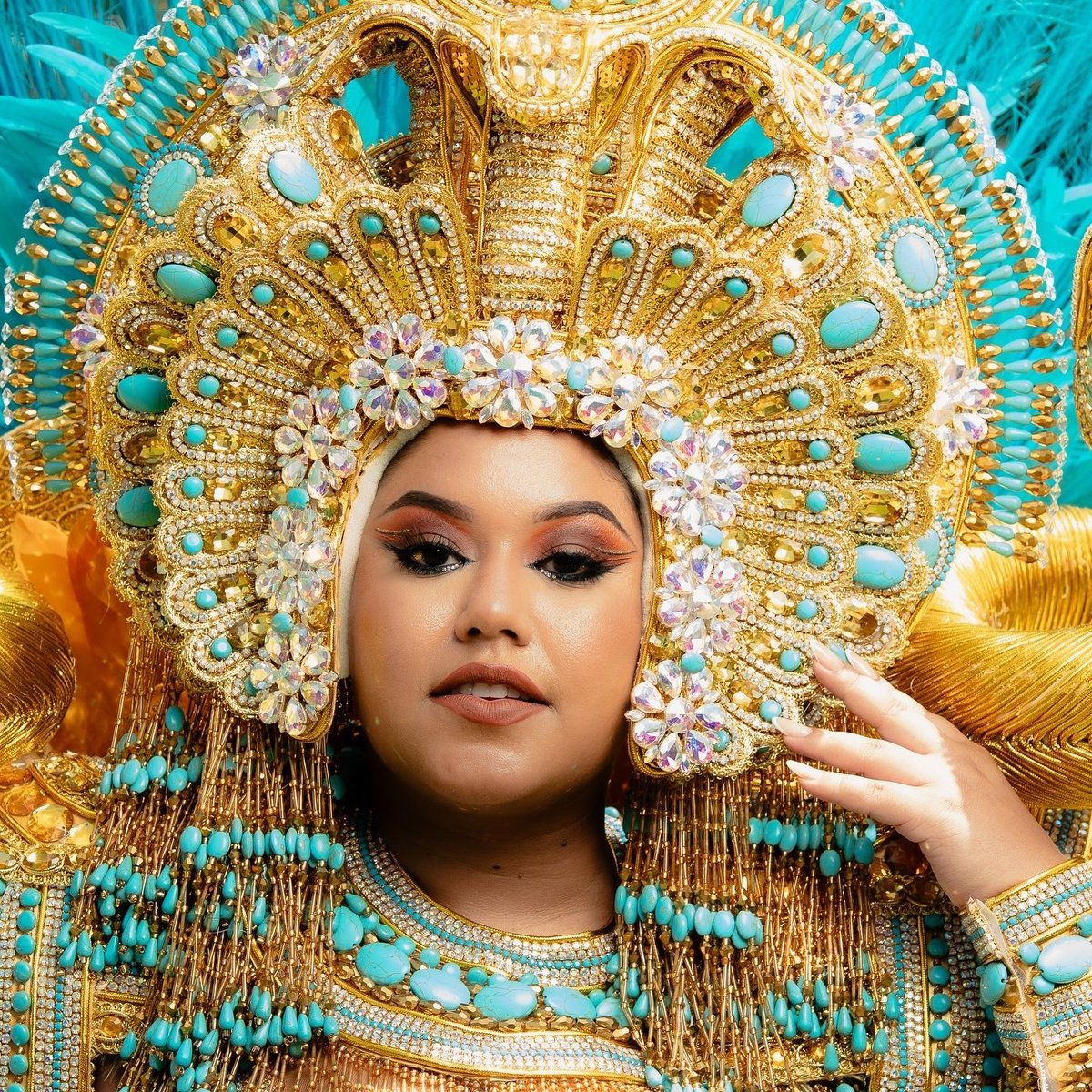 Lunes de carnaval y la majestuosidad de Capira brilla con fuerza y esplendor, pues SRM. Michelle Pringle, se presenta en todo su resplandor! Con un vestido deslumbrante, digno de su realeza, despliega una elegancia sin igual.