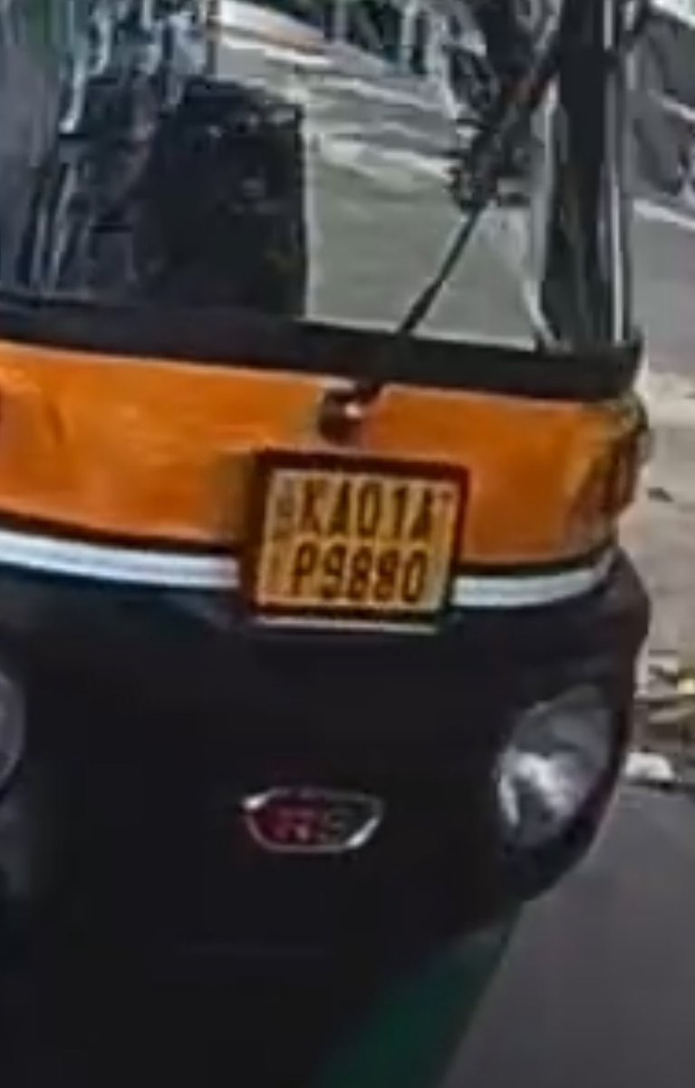 motordave2's tweet image. If an #Auto meant to ferry passengers without rear number plate &amp;amp; riding recklessly, no passengers will feel safe. Auto isn’t #Safe &amp;amp; riding this way makes it even more #unsafe. 3 accidents back to back in 3 days. 

@DCPSouthTrBCP @hulimavutrfps @blrcitytraffic @Jointcptraffic
