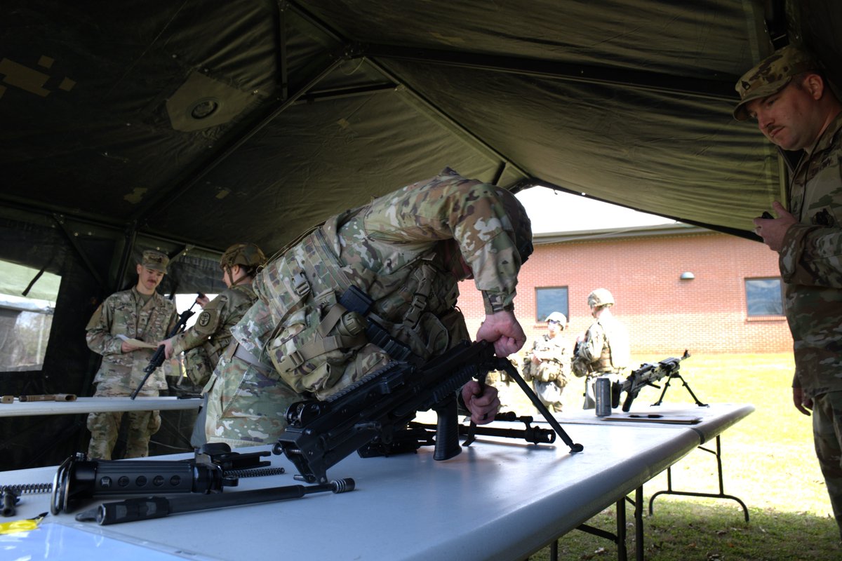 U.S. Army Aviation Center of Excellence Best Squad/Best Warrior competitors focus on weapons proficiency, familiarization/zero/qualification at the Engagement Skills Trainer at Fort Novosel as they prepare to go to the range! 

📷 by 1LT Valentina Montano &amp; WO1 Noah Bender