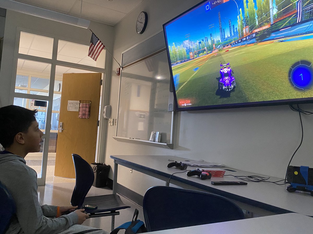 Rocket League for <a href="/NazarethAreaMS/">NASD Middle School</a> starting off strong for today’s game! Let’s goooooooo!