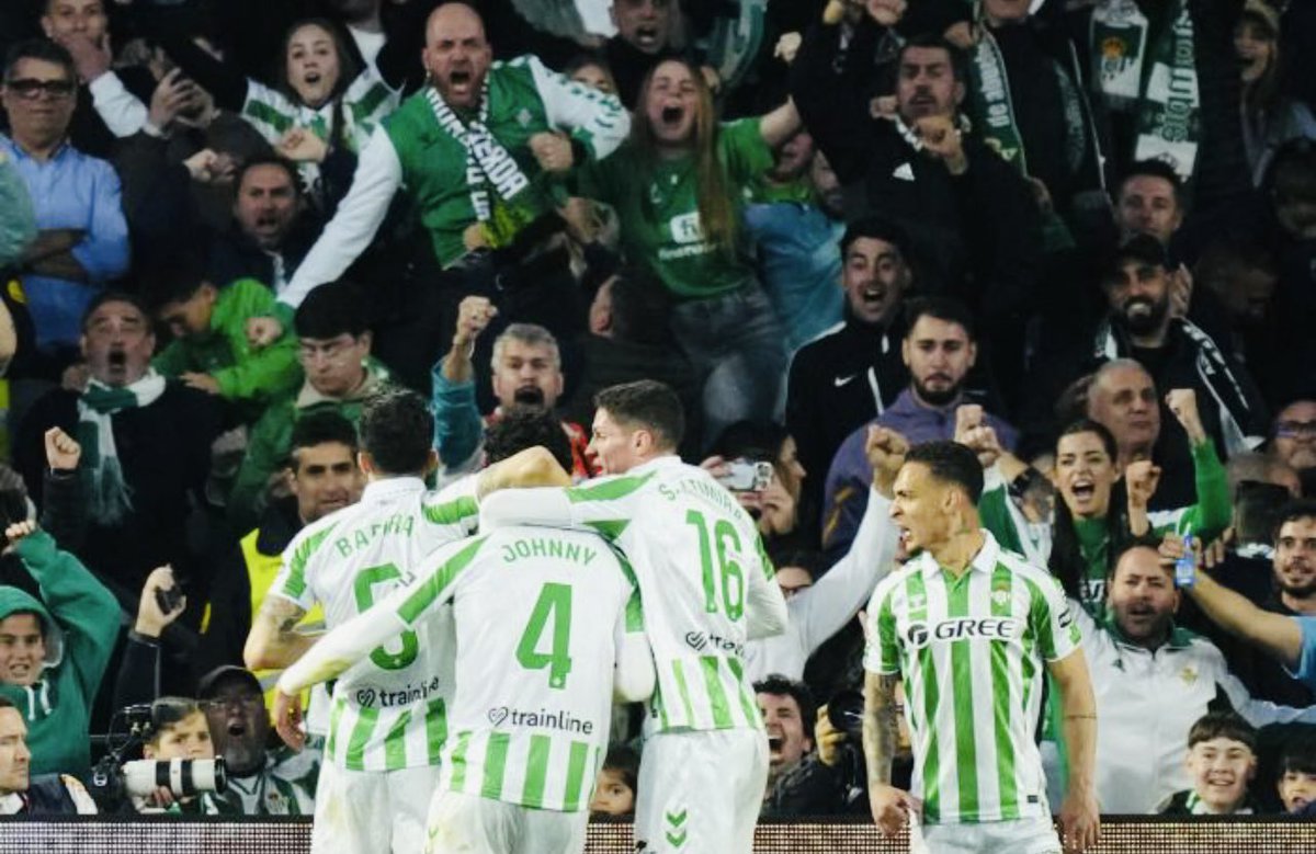 Si alguna vez me preguntan
¿Qué es el Betis?
Enseñaré esta foto con mucho orgullo,solo hace falta ver nuestras caras
No traten de entenderlo … ser del BETIS,es un puto sentimiento 
Esto es el Benito Villamarín y aquí mandan los de verdiblanco
Gracias hermano x esta herencia 🙏🏻💚