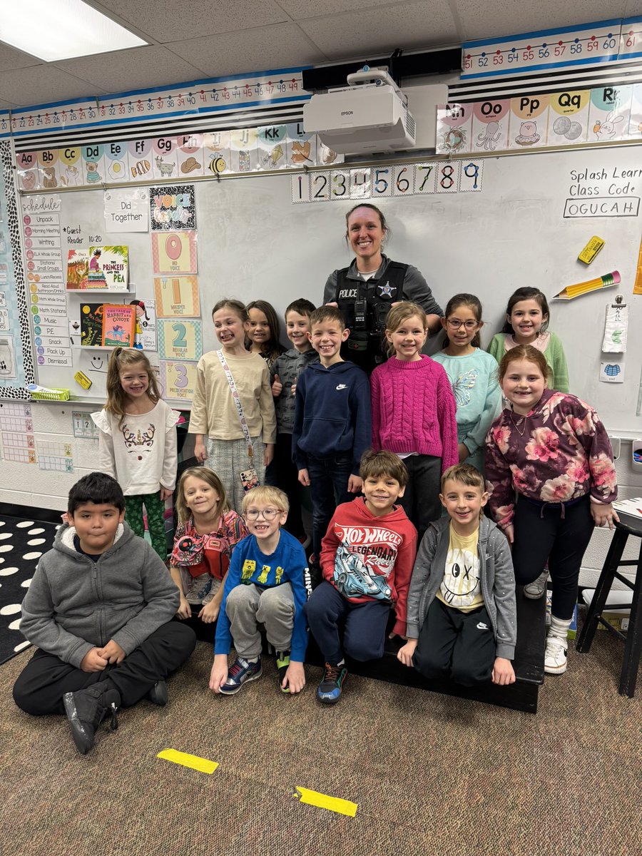 dclingingsmith1's tweet image. Thank you Officer Carey for being our fabulous first guest reader this week for Read Across America!! 📚❤️ #fabulousfirsties #readacrossamerica #guestreader @VV_Voyagers @McHenryPolice