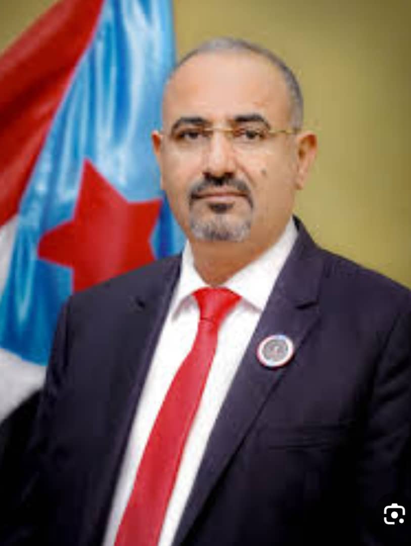 هذا هو الرئيس القائد عيدروس الزبيدي يبلغ قراره النهائي للجميع 
والله لووضعواالرئاسةفي يدي
ورمواعليهامجلس الوزراء..

ماخترت إلاان اكون جنوبيا..
احمي الجنوب دولة الشرفاء 

إرث الرجولة مااكون بغيره ..
فلقدورثت كرامة العظماء 

هذه هدية لهذا القائد العظيم حفظه الله 
وأقل مايستحق منا