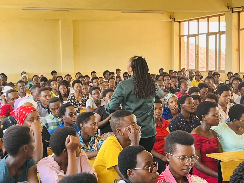 @Bangukadev continues its advocacy campain with youth for the #SDGs. This Friday, we were at the Ngagara campus of the University of the Great Lakes #UGL, where over 300 students participated in an SDGs awareness session.