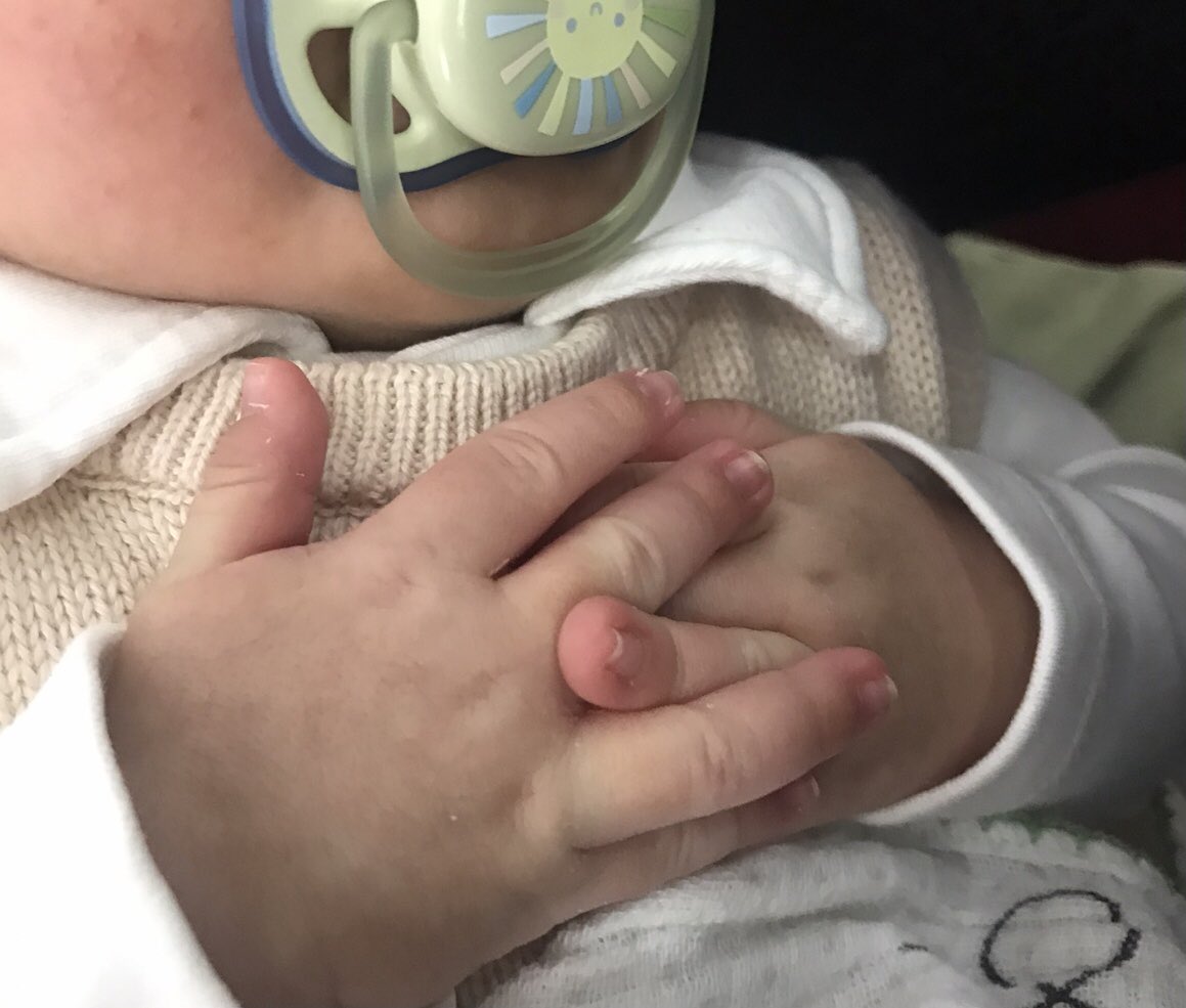 Annesi olduğum o minik eller, benim en büyük gücüm, en güzel hediyem, nefes alma sebebim, tutunduğum dalım.. 
#benimgüzeloğlum
#minikmucizem
🤍