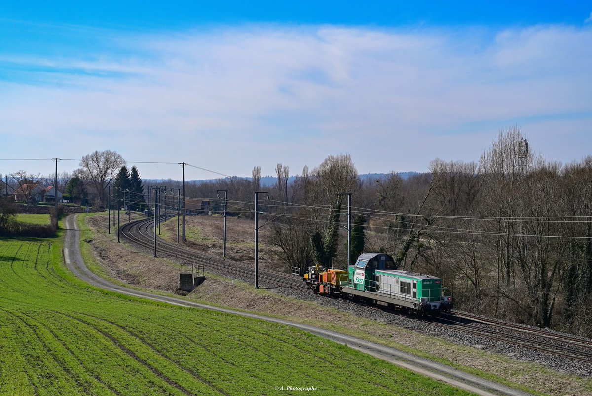 En attendant un infra reliant Cusset à Gien n'ayant pas circuler en ce lundi mais un train infra passe à mon niveau c'est le EuroRailscout sim10 avec le 69487 en livrée fret ce dirigeant sur Vichy en provenance du nord sous une marche inconnue.