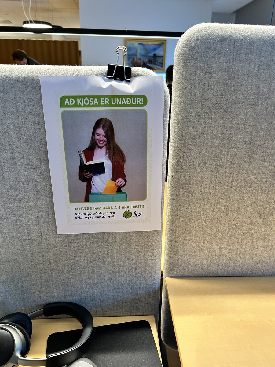 Samstarfsmaður minn kvaddi vinnustaðinn okkar sl föstudag með því að finna þessa 12 ára gömlu mynd af mér og koma henni fyrir víðsvegar á vinnustaðnum. Andlitið á mér og undir stendur „þú færð það bara á 4 ára fresti”. Ég er ekki búin að finna nema tvær af átta. Send help