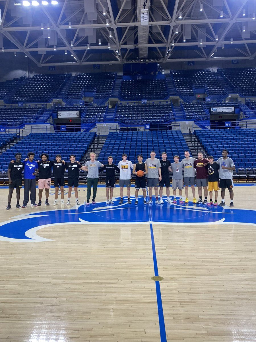 IonaManagers's tweet image. 🚨THE GAELS ARE BACK🚨

After a long hiatus, your @IonaManagers got a win against the University of Buffalo managers this past weekend 74-59 and moved to 2-0! Thank you to the Buffalo manager crew for their hospitality. #GoGaels #FightTheGoodFighht
@ManagerGames_
