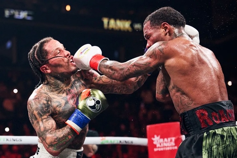 TheFightCity's tweet image. "Lamont Roach was fighting like a man who knew his moment had come, like a fighter who would not be denied." Undeniable Injustice: One man's take on a robbery in Brooklyn. Check it out: thefightcity.com/undeniable-inj… #Boxing #DavisRoach #robbery #Barclays From @SweetScience4