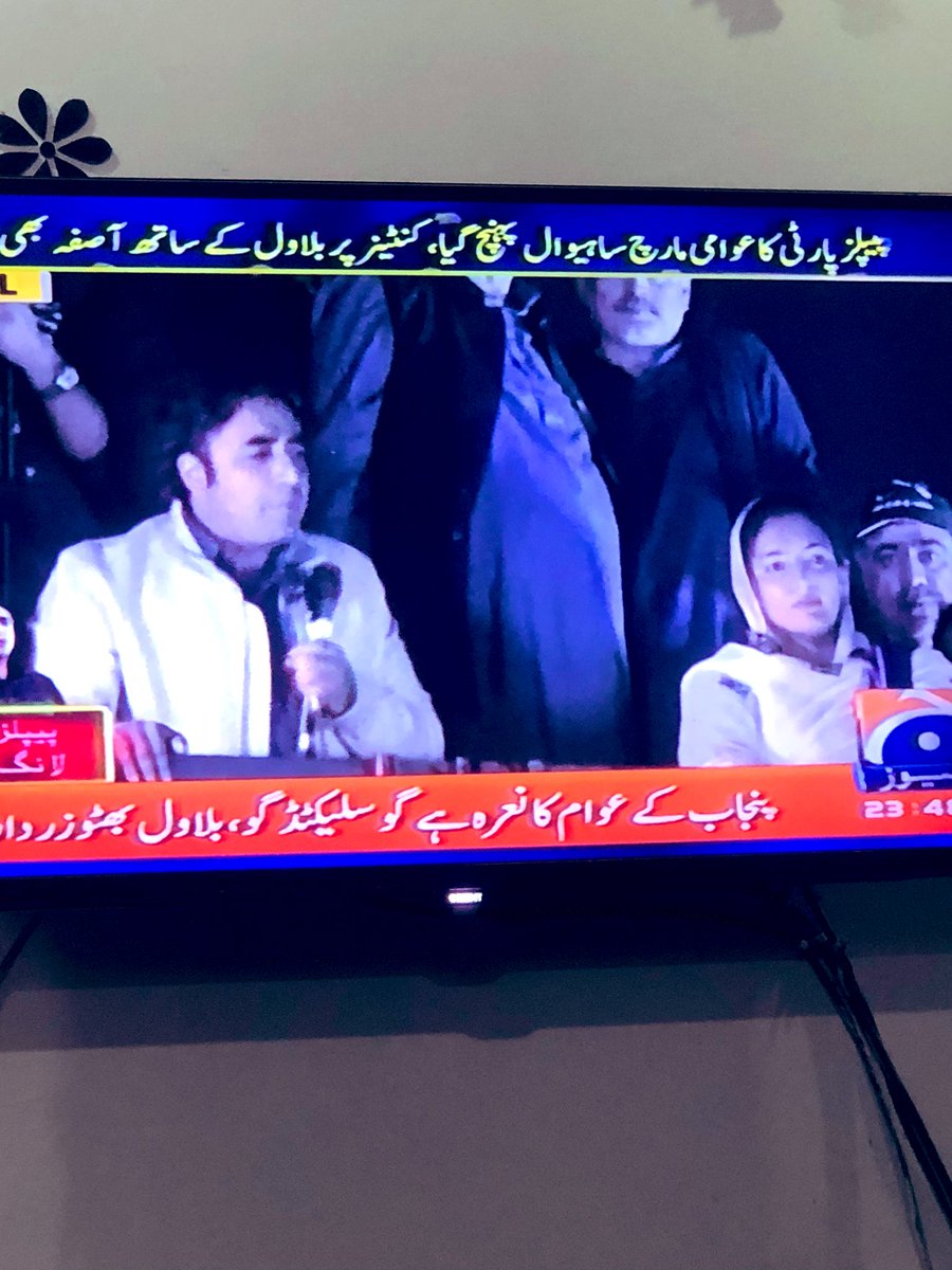 EngrWaqarMari's tweet image. On this day 04 March 2022, during #AwamiMarch, Bibi @AseefaBZ got injured by drone strike. Undeterred, she bravely rejoined the long march, wearing her trademark smile that sent a resolute message of a true leader.
بہادر ماں کی بہادر بیٹی۔  
تُجھے سُرخ سلام 💚🖤❤

@BakhtawarBZ