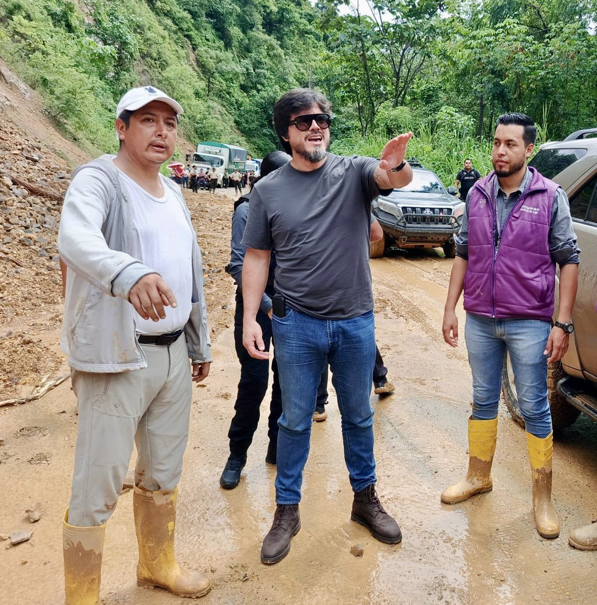 GoberLoja's tweet photo. 📍#Loja
Junto al equipo de territo de la #GoberLoja de #Puyango y #Pindal, acompañamos a José de la Gasca de @MinGobiernoEc en la verificación de las acciones implementadas por el Gobierno para atender las afectaciones provocadas por la temporada invernal en la provincia. https://t.co/0W5bjUsClK