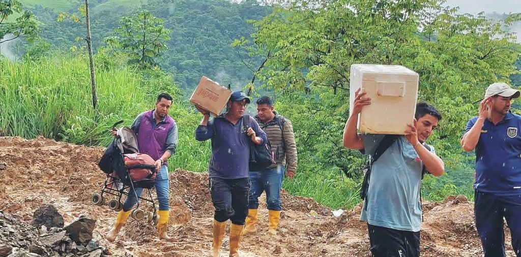 GoberLoja's tweet photo. 📍#Loja
Junto al equipo de territo de la #GoberLoja de #Puyango y #Pindal, acompañamos a José de la Gasca de @MinGobiernoEc en la verificación de las acciones implementadas por el Gobierno para atender las afectaciones provocadas por la temporada invernal en la provincia. https://t.co/0W5bjUsClK
