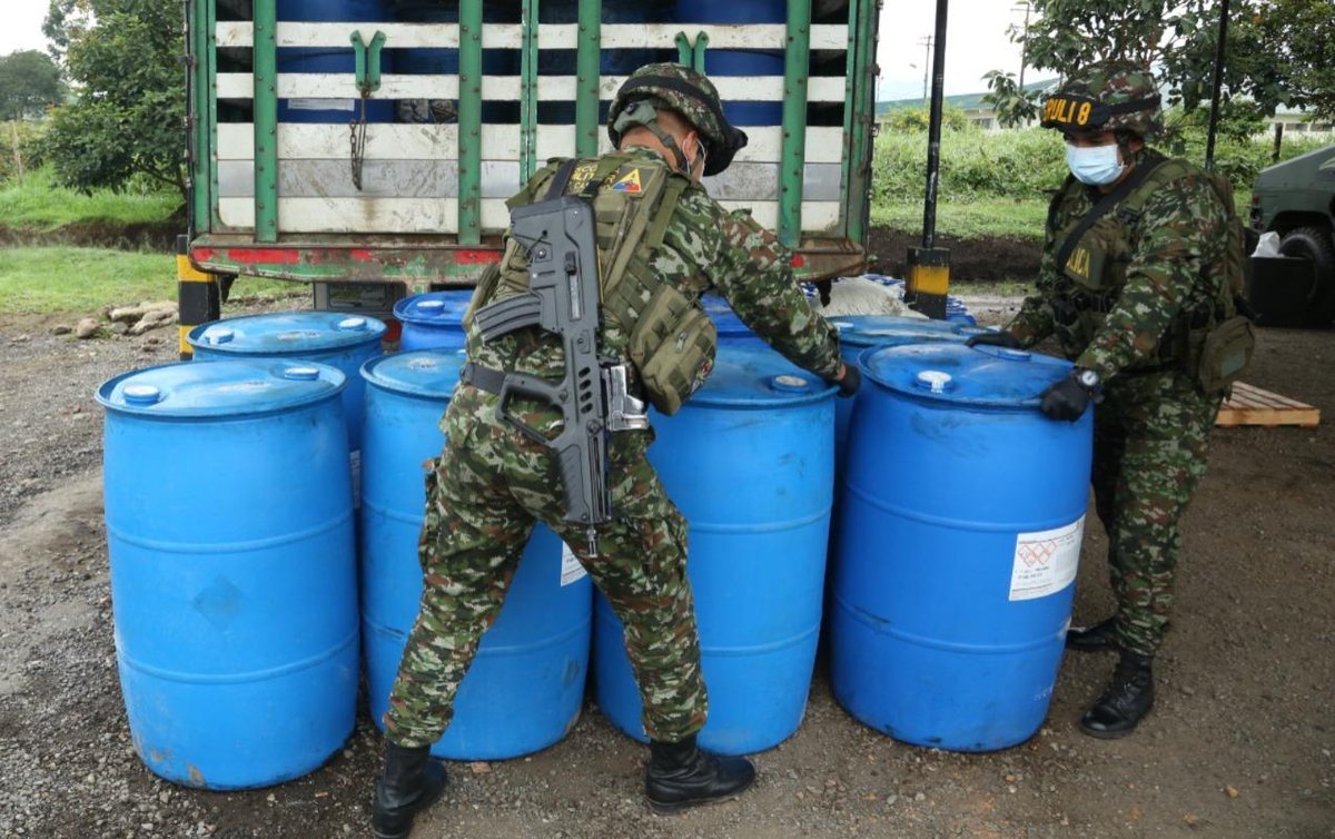 FuerzasMilCol's tweet photo. #ContundenciaOperacional | 14 toneladas de insumos para la fabricación de explosivos que pertenecería al grupo armado organizado disidencias de las Farc Estructura Jacobo Arenas, fueron incautadas en la ciudad en Popayán, #Cauca, en desarrollo de una operación entre nuestro @COL_EJERCITO @PoliciaColombia y @FiscaliaCol

La posible utilización de este material podría causar importantes afectaciones en un área de más de cuatro cuadras a la redonda, afectando tanto a la población civil como a la Fuerza Pública.
#ConLaFuerzaDeNuestrasFuerzas