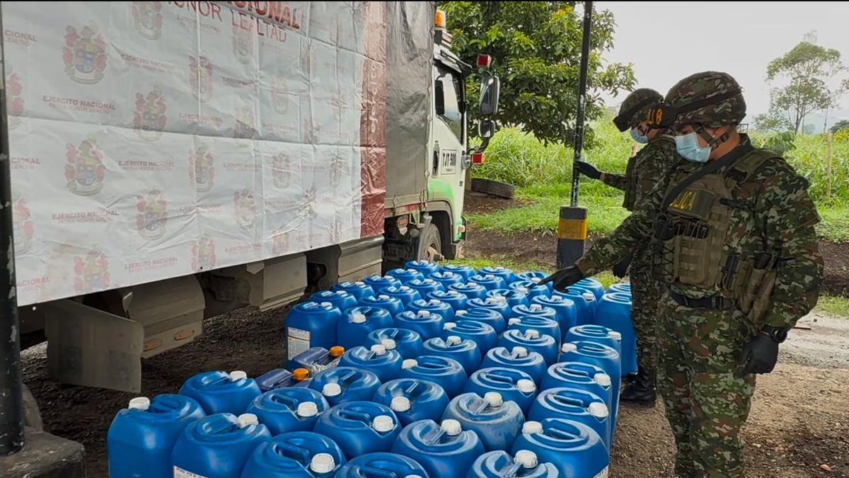 FuerzasMilCol's tweet photo. #ContundenciaOperacional | 14 toneladas de insumos para la fabricación de explosivos que pertenecería al grupo armado organizado disidencias de las Farc Estructura Jacobo Arenas, fueron incautadas en la ciudad en Popayán, #Cauca, en desarrollo de una operación entre nuestro @COL_EJERCITO @PoliciaColombia y @FiscaliaCol

La posible utilización de este material podría causar importantes afectaciones en un área de más de cuatro cuadras a la redonda, afectando tanto a la población civil como a la Fuerza Pública.
#ConLaFuerzaDeNuestrasFuerzas