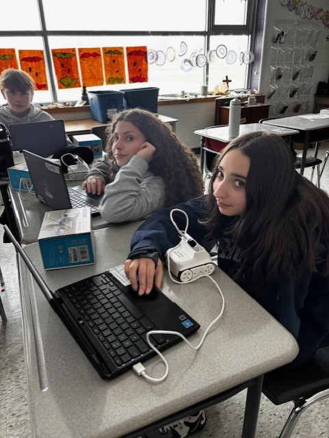 MustangsMartin's tweet photo. Today, the Grade 8 students were coding. Thanks to Jennifer Bower, K-12 Science and Technology Consultant, for visiting our classes. @niagaracatholic #STEMEducation https://t.co/NxsZXQIYzT