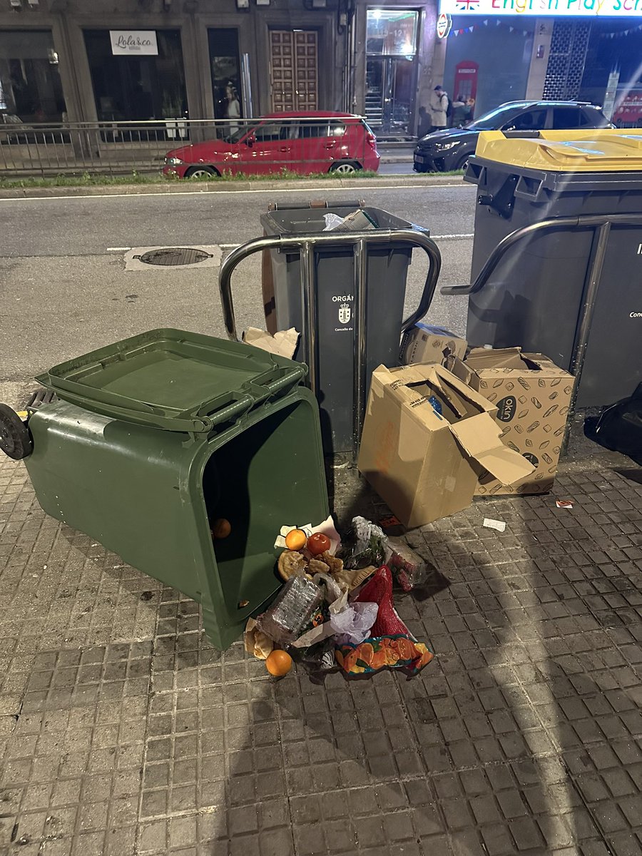 <a href="/ConcelloCoruna/">Concello da Coruña</a> 
Todos los días el mismo problema
Contenedores con la comida tirada por el suelo en pleno Juan Flórez sin poder pasar por la acera.
Se sabe perfectamente quiénes son y la hora a la que es pero no interesa mover un dedo en estos asuntos.