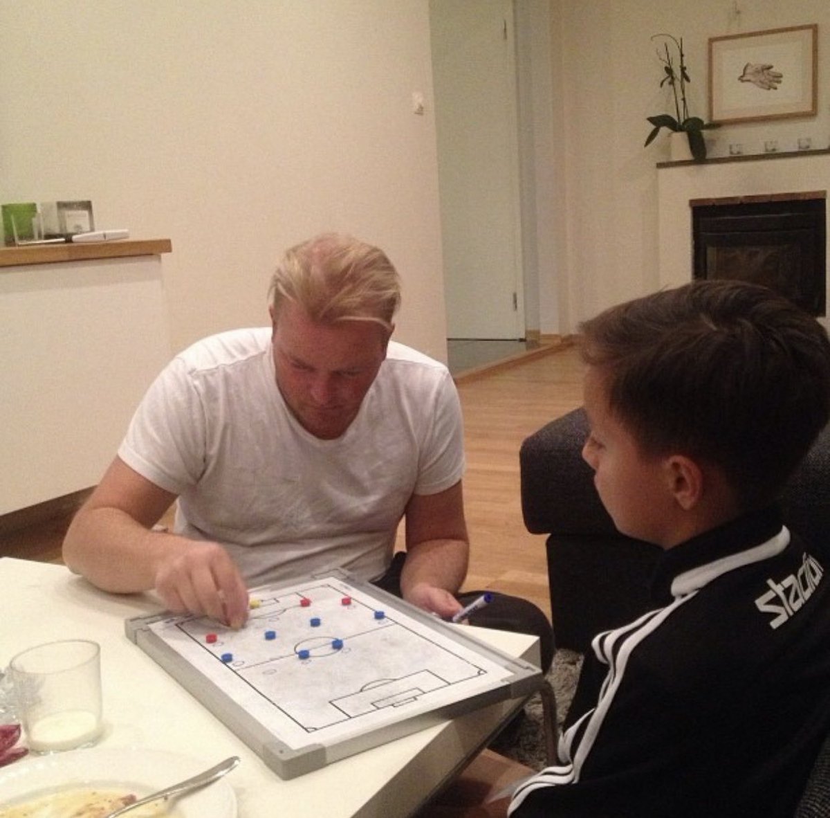 Från U till A.. 

Alltid snackats om det i AIK och många av mina gamla lagkamrater lyckades medans jag tog den långa vägen och ändå fick mina år som proffsspelare utomlands.

Nytt uppdrag som Ass tränare i AIK U11, där vi följer farsans 20års långa fotspår!

Från U till A! 💛🖤