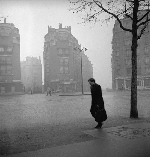 "La tristeza es causada por la inteligencia. Cuanto más entiendes ciertas cosas, más desearías no comprenderlas".
Charles #Bukowski
📷Jules Aarons