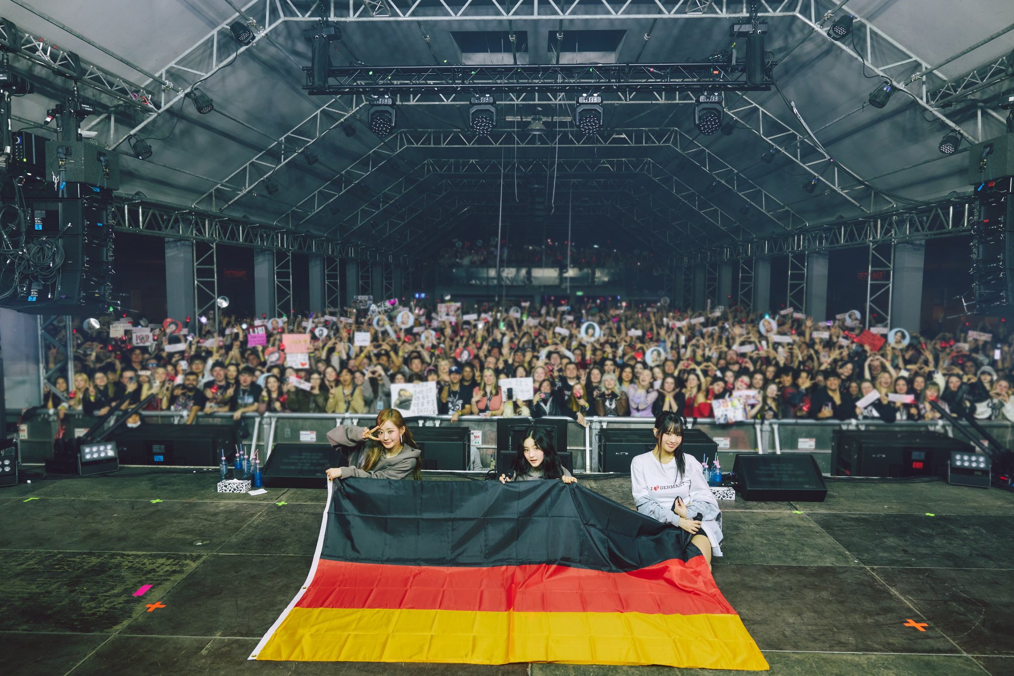 GlJh4FpaAAAkwpS?format=jpg&name=large