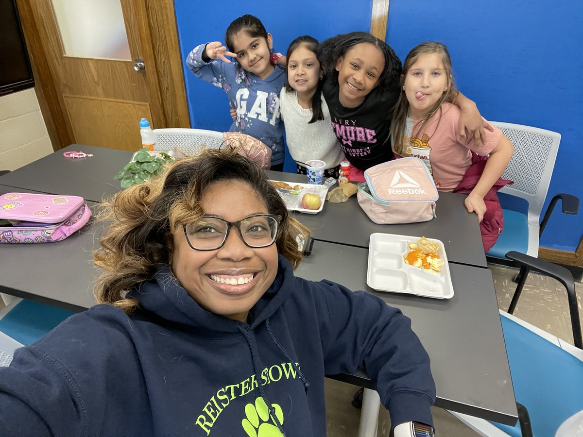 cbrinkleybcps's tweet image. When students ask for a lunch bunch, I’m honored and make the time! We had such a great conversation about names, Ramadan, and school progress. 😊 I also love our school spirit for Read Across America Week! 💚💙 @ReisterstownES @MrsJenPiet
