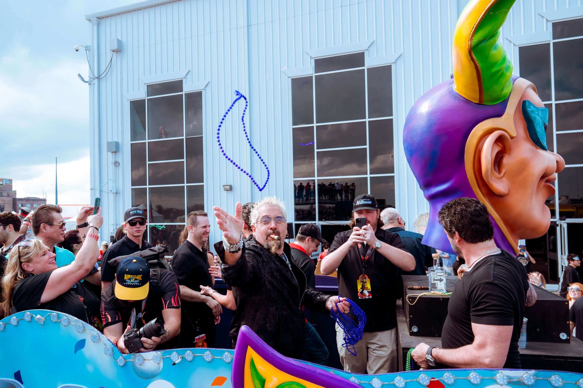 A near-perfect toss from the Mayor of Flavortown. 🥳 🎉 #GuysFlavortownTailgate